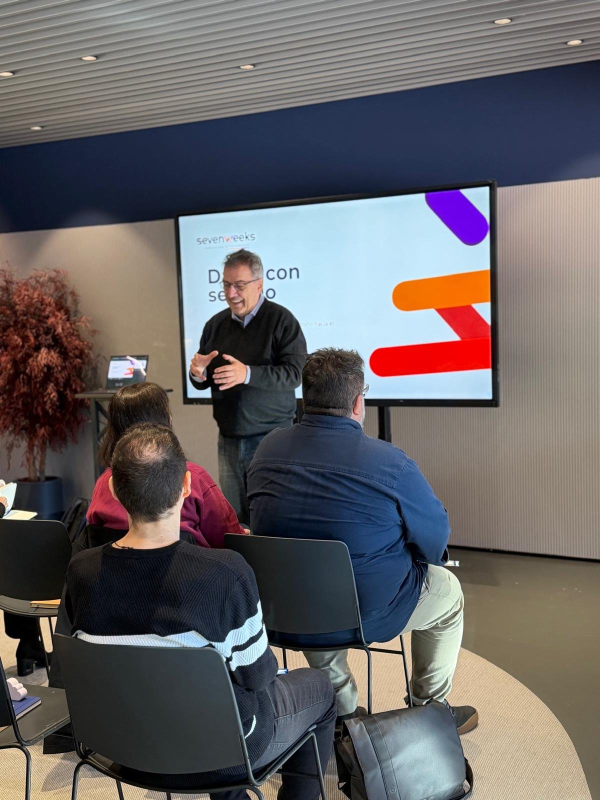 Domingo Gaitero presentando el evento “Datos con Sentido” de SevenWeeks ante un grupo reducido de asistentes en el Metropolitano.