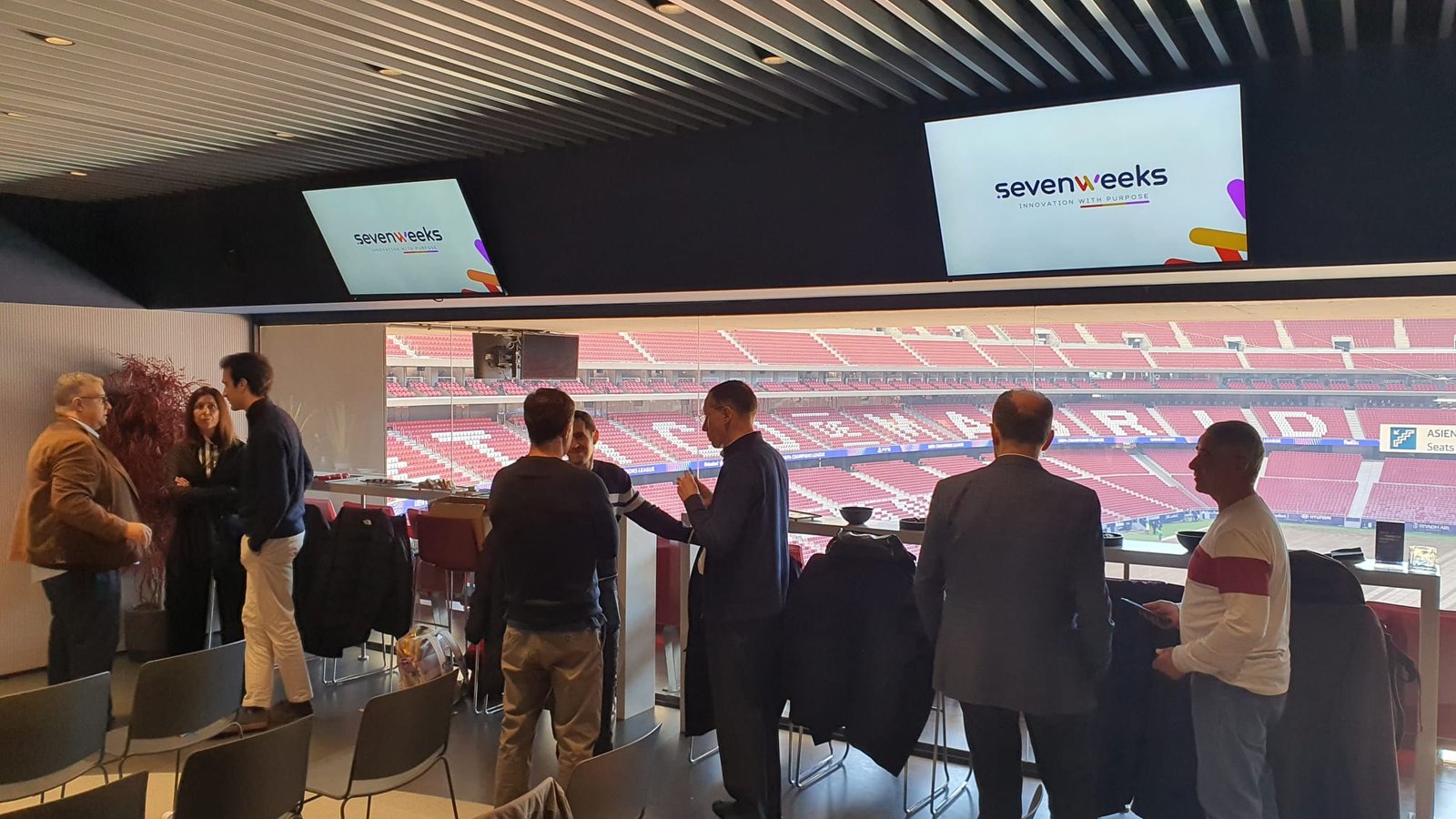 Espacio de networking del evento de SevenWeeks en el Metropolitano, con asistentes conversando tras la sesión sobre calidad del dato.
