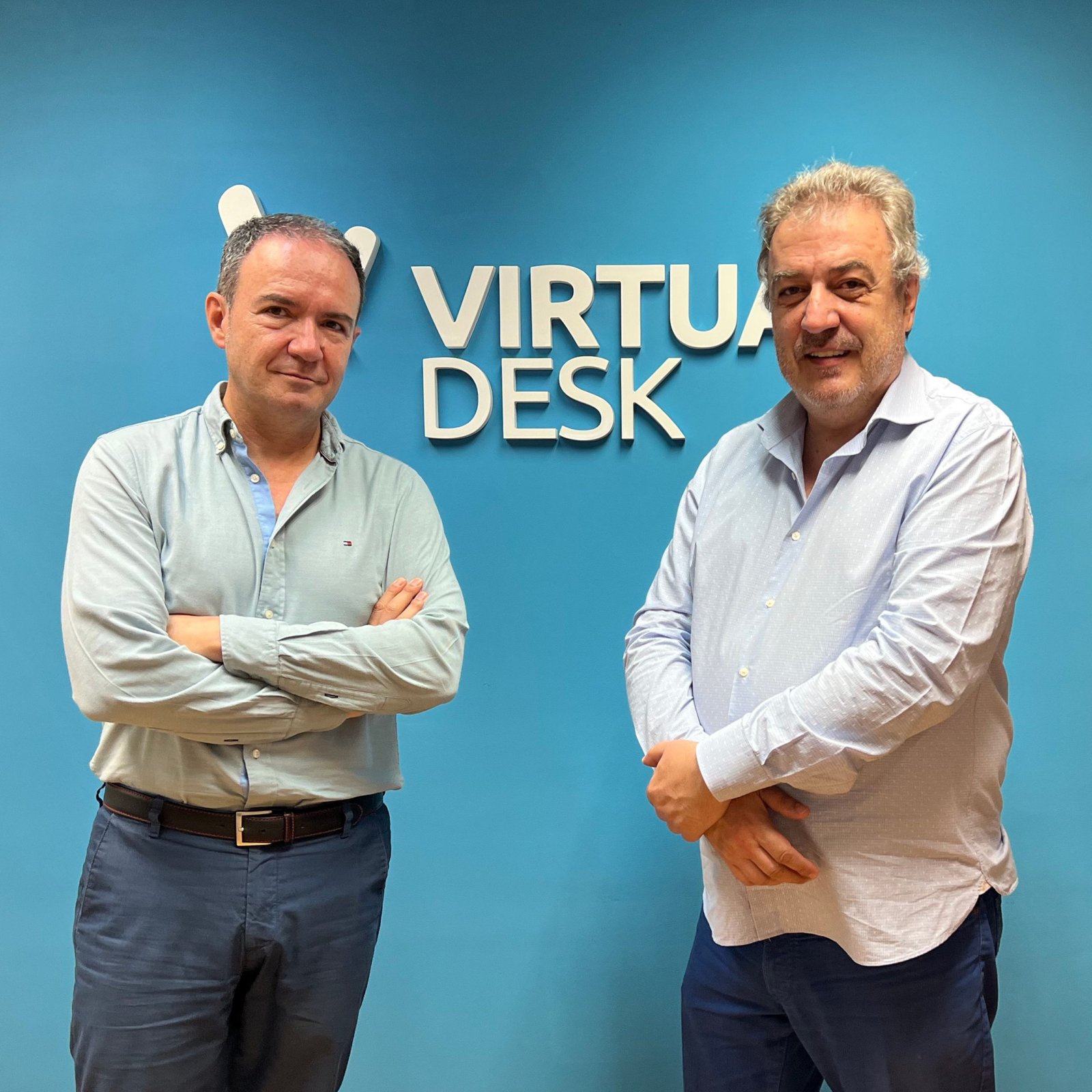 imagen de domingon con uno de sus clientes virtual desk, están los dos con un fpndo azul y el logotipo de virtual desk