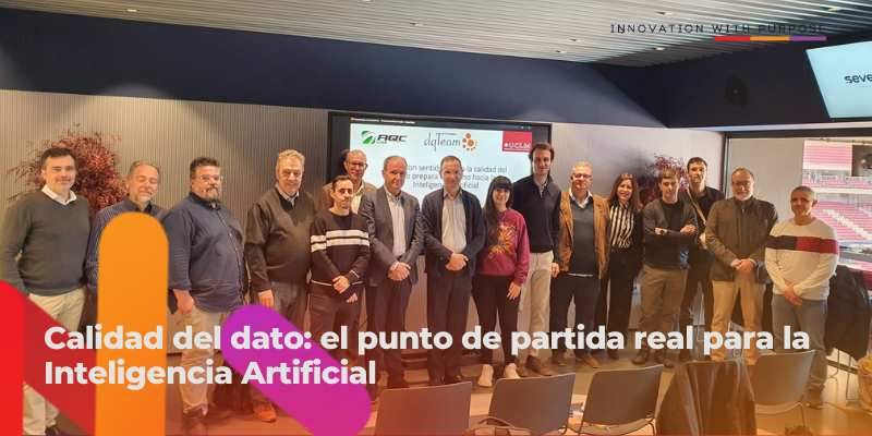 Foto de grupo de los asistentes al evento “Datos con Sentido” celebrado por SevenWeeks en el Metropolitano, junto a Mario Piattini y Domingo Gaitero.