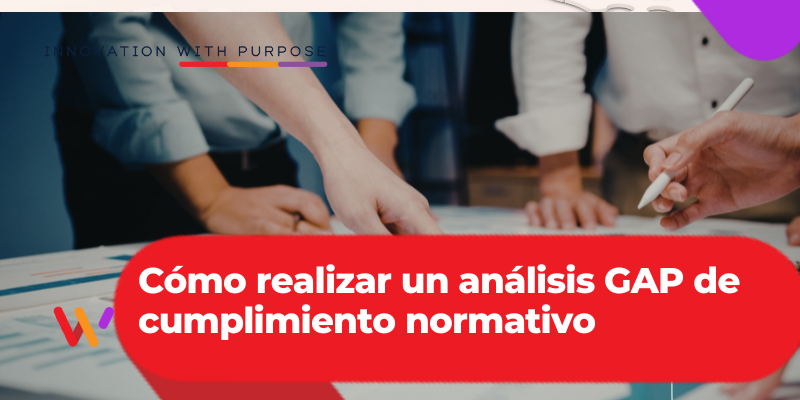 Cómo realizar un análisis GAP de cumplimiento normativo Profesionales realizando un análisis GAP de cumplimiento normativo en entorno corporativo